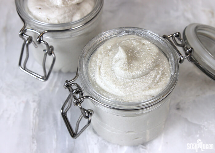 Made with sugar, shea butter and lots of sparkle, this Sparkling Snow Sugar Scrub leaves skin silky smooth.