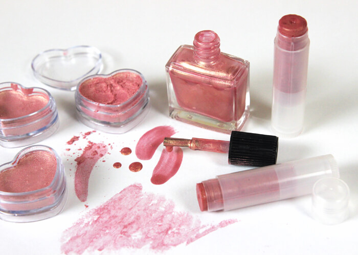 Learn how to make rose gold eye shadow, nail polish and lip balm in this easy tutorial!