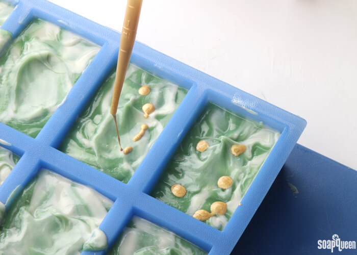 Gold Mica + Oil = Dramatic Soap Effect