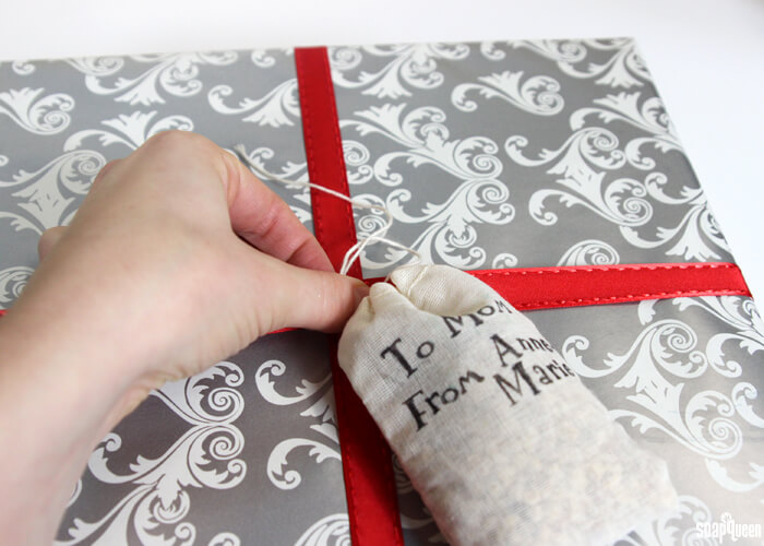 These Potpourri Gift Tags give gifts a special, personalized touch. They are easy to make and smell amazing!