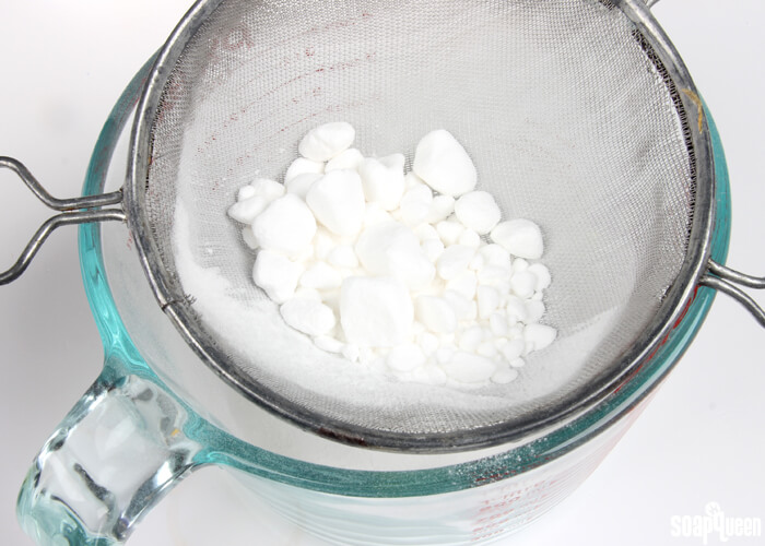 This natural carpet refresher helps absorb odors and leaves a fresh clean scent.