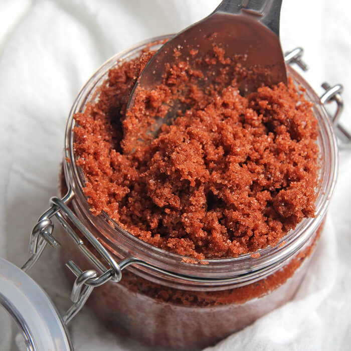 Kauai Red Sea Salt Scrub DIY /// Learn how to make this scrub using jojoba oil and natural Kauai Sea Salt.