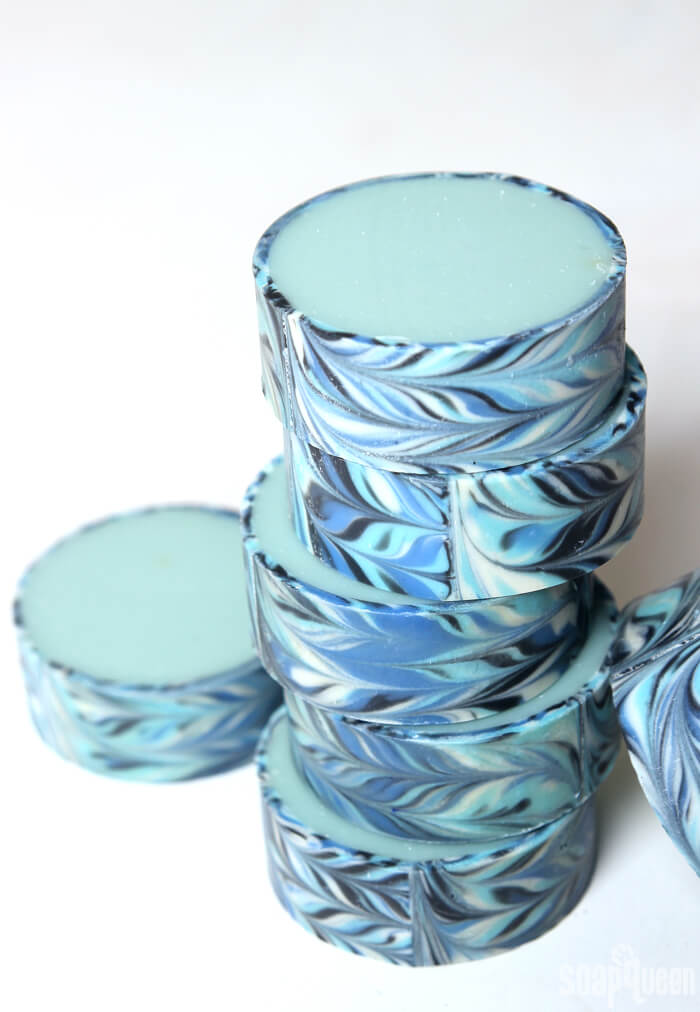 Blue Rimmed Cold Process Soap DIY // Learn how to create soap with a patterned outer rim!