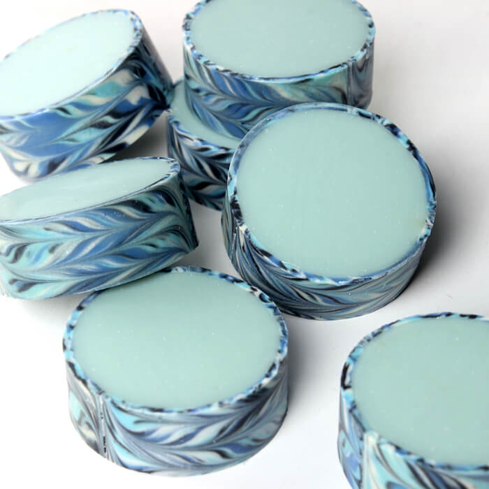 Blue Rimmed Cold Process Soap DIY // Learn how to create soap with a patterned outer rim!