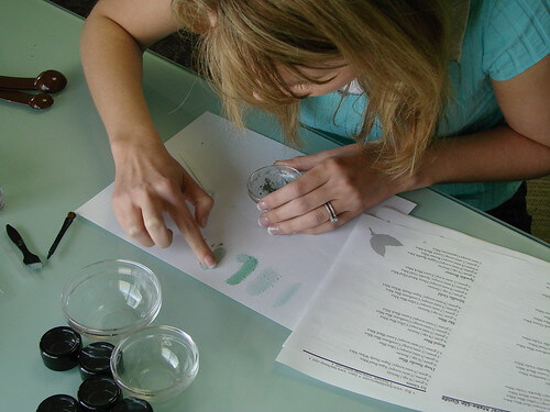 Making mineral eyeshadow