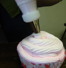 Frosting a bath bomb cupcake
