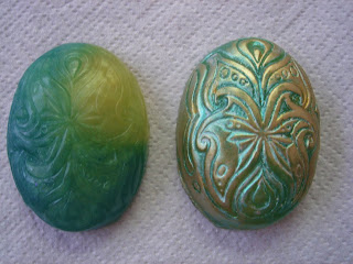 The difference between soap without mica and with mica rubbed on the surface